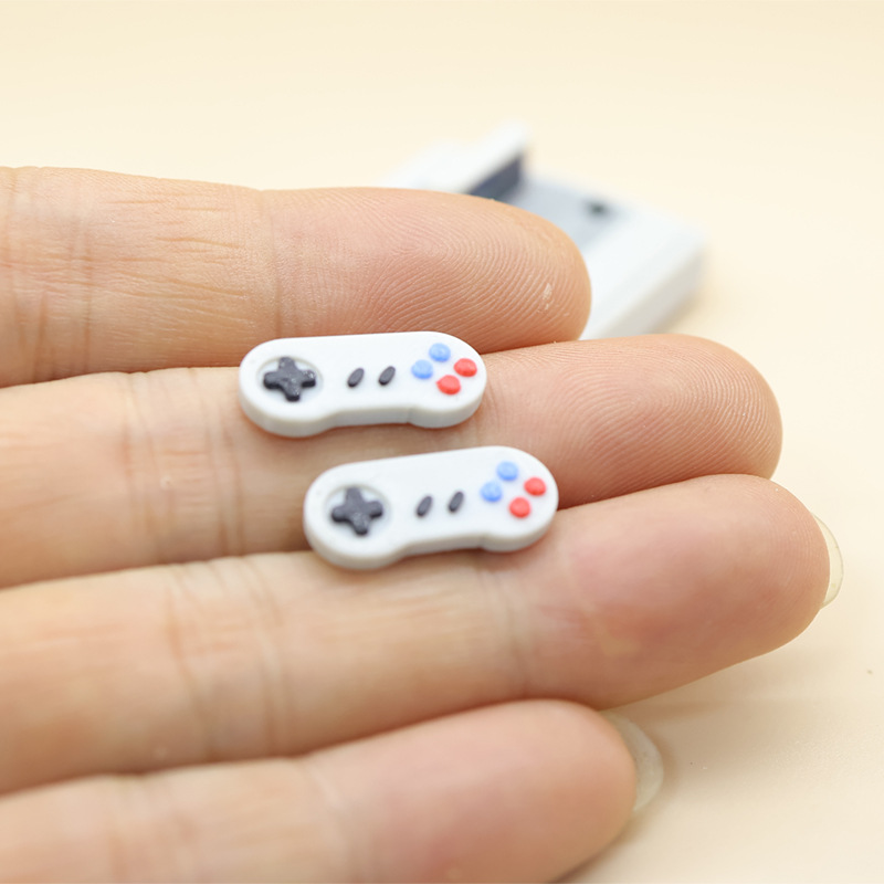 1set Dollhouse Mini Retro Game - مراجعة Gaming Console Mini وسعره