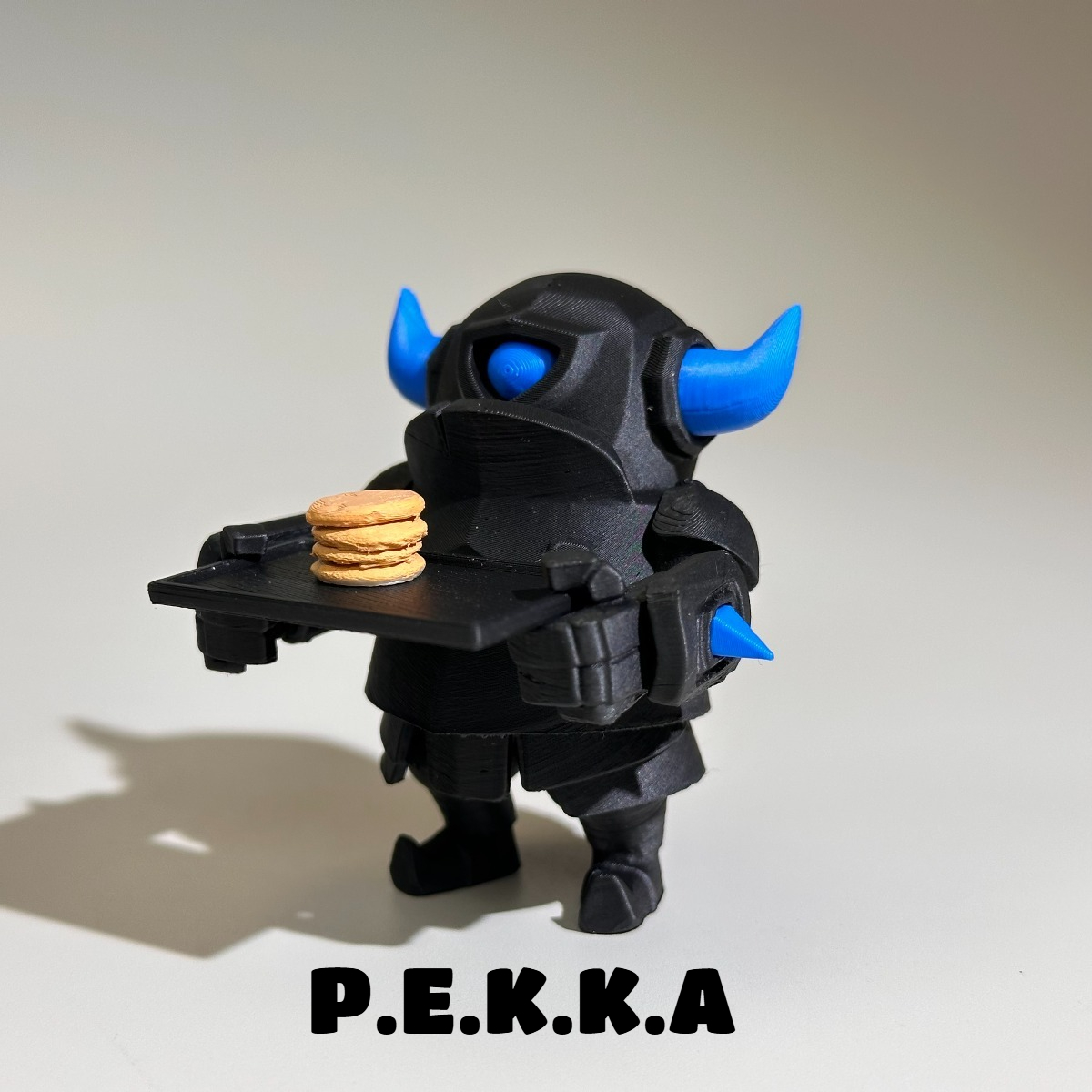 Clash Royale P.E.K.K.A. with P - مراجعة Gaming Console Mini وسعره